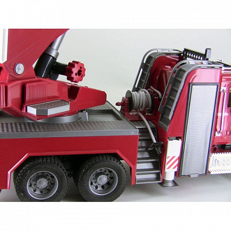 Игрушка Bruder Пожарная машина MACK с выдвижной лестницей и помпой с модулем со световыми и звуковыми эффектами 02-821