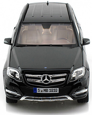 Масштабная модель автомобиля Maisto 1:18 Мерседес Бенц GLK (36200) black