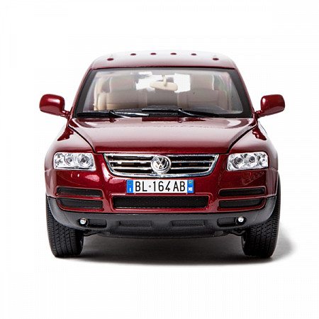Коллекционная машина Bburago 1:18 Volkswagen Touareg (18-12002) red