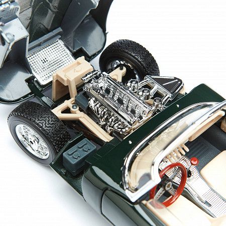 На картинке изображен Машинка Bburago 1:18 Jaguar E Cabriolet 1961 (18-12046) green Машинка Bburago 1:18 Jaguar E Cabriolet 1961 (18-12046) green
