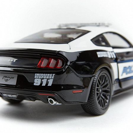 Машинка Maisto 1:18 2015 Ford Mustang GT (31397) black/white