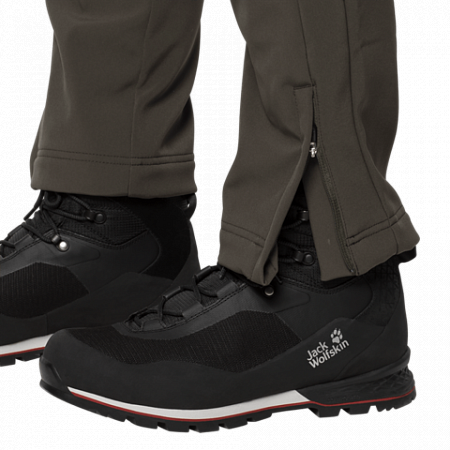 На картинке изображен Брюки мужские Jack Wolfskin Zenon Softshell Pants Men dark moss Брюки мужские Jack Wolfskin Zenon Softshell Pants Men dark moss