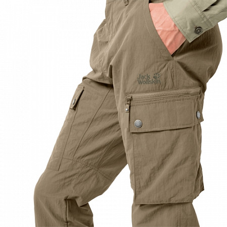 На картинке изображен Ветрозащитные брюки мужские Jack Wolfskin Lakeside Pants M sand dune Ветрозащитные брюки мужские Jack Wolfskin Lakeside Pants M sand dune