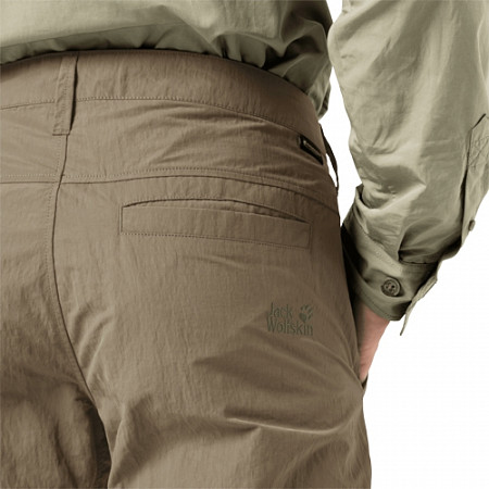 На картинке изображен Ветрозащитные брюки мужские Jack Wolfskin Lakeside Pants M sand dune Ветрозащитные брюки мужские Jack Wolfskin Lakeside Pants M sand dune