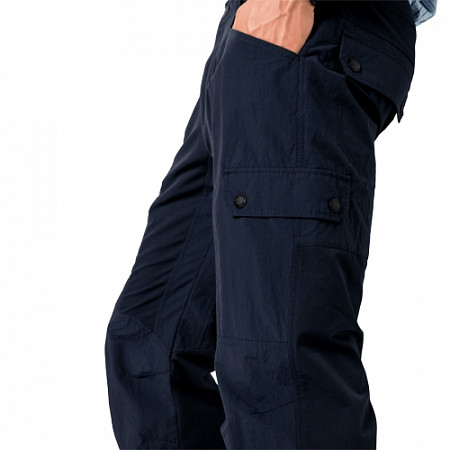 На картинке изображен Брюки для отдыха мужские Jack Wolfskin Dawson Lake Pant M night blue Брюки для отдыха мужские Jack Wolfskin Dawson Lake Pant M night blue