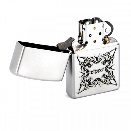 На картинке изображен Зажигалка Zippo 205 Tattoo Design silver Зажигалка Zippo 205 Tattoo Design silver