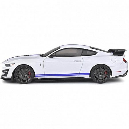 На картинке изображен Машинка Maisto 1:18 2020 Mustang Shelby GT500 (31452) white Машинка Maisto 1:18 2020 Mustang Shelby GT500 (31452) white
