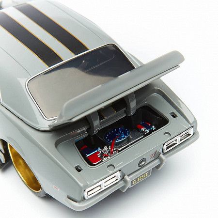 Масштабная модель автомобиля Maisto 1:24 Шевроле Камаро Z/28 (32508) grey